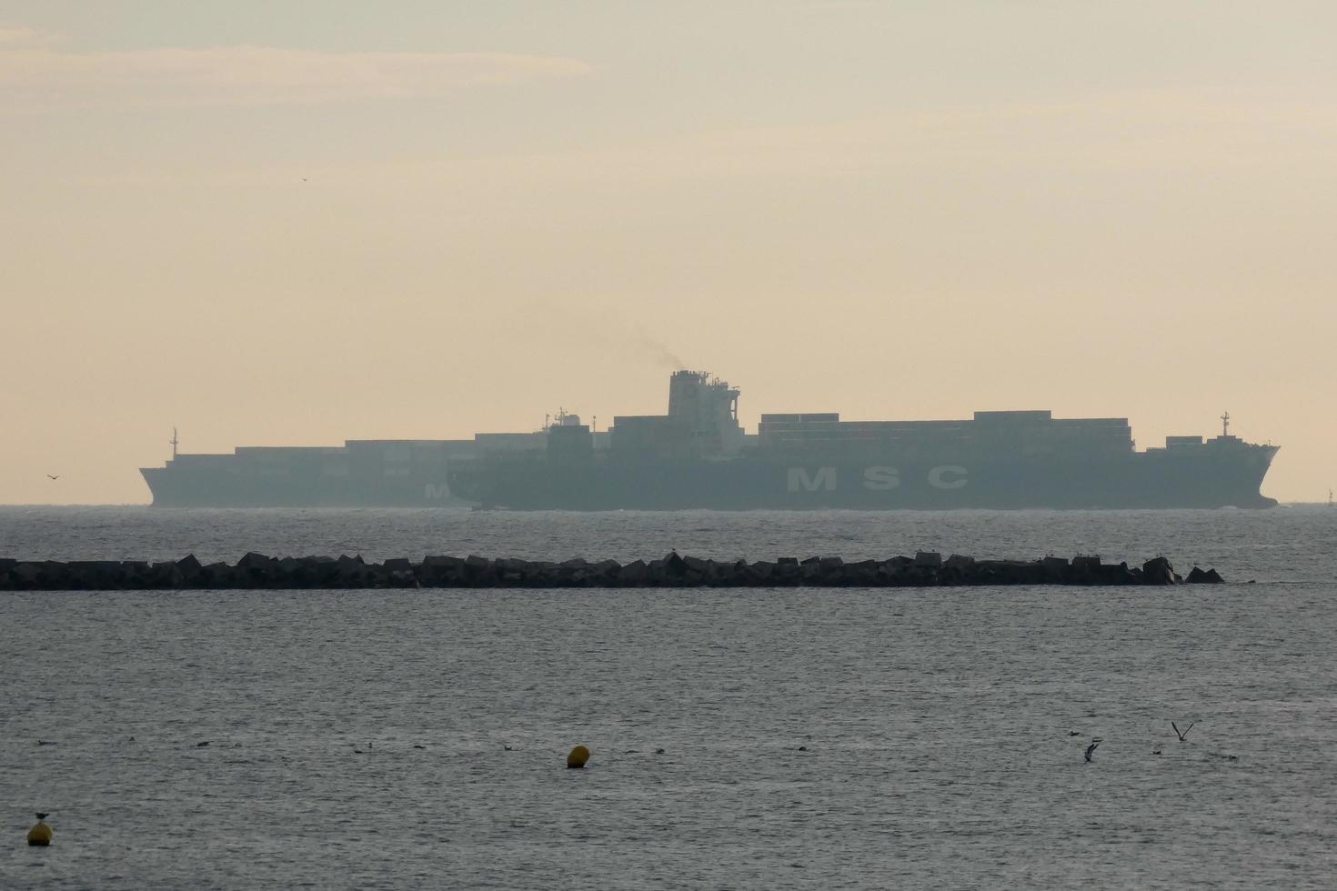 Frachtschiffe, die in den Hafen einlaufen oder ihn verlassen foto