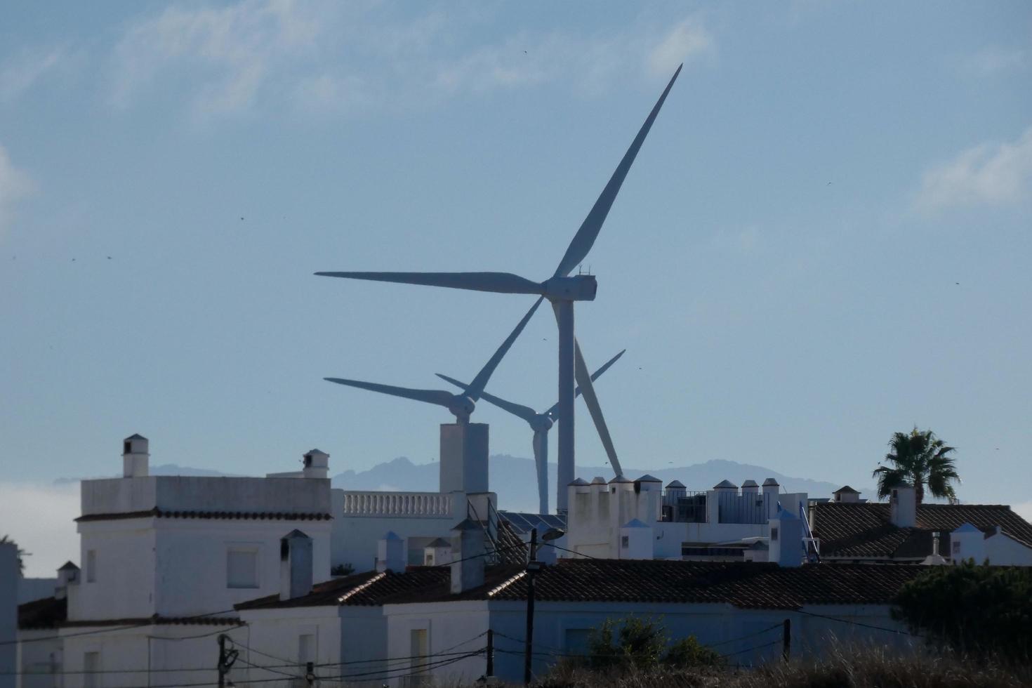 moderne Windmühlen für grüne und saubere Energieerzeugung foto