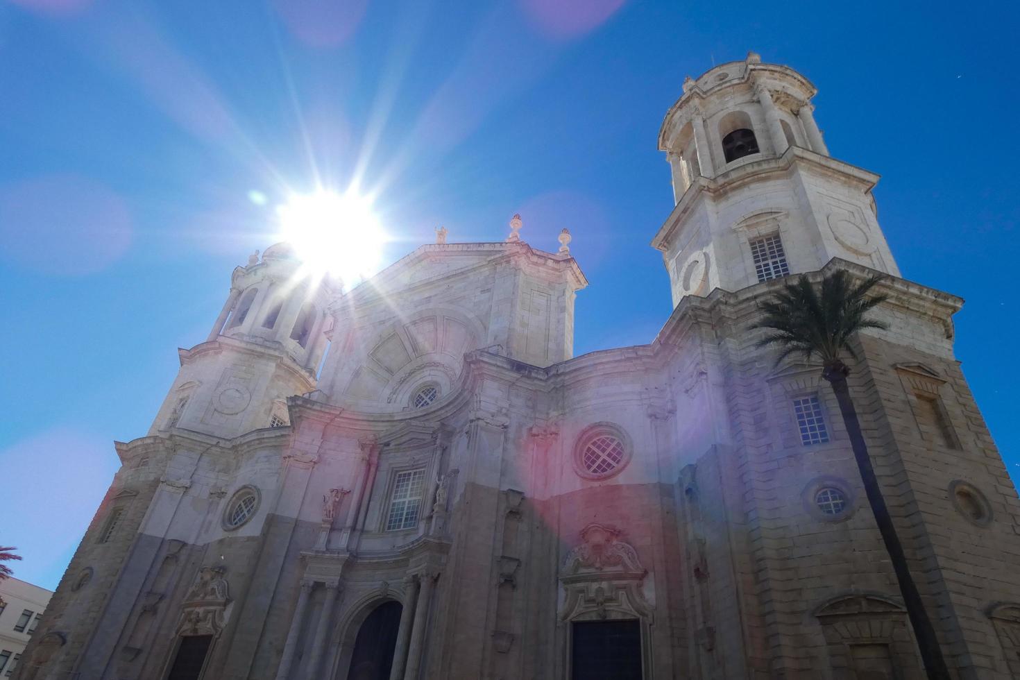 das urbane und historische zentrum von cadiz, enge straßen, monumente und kirchen. foto