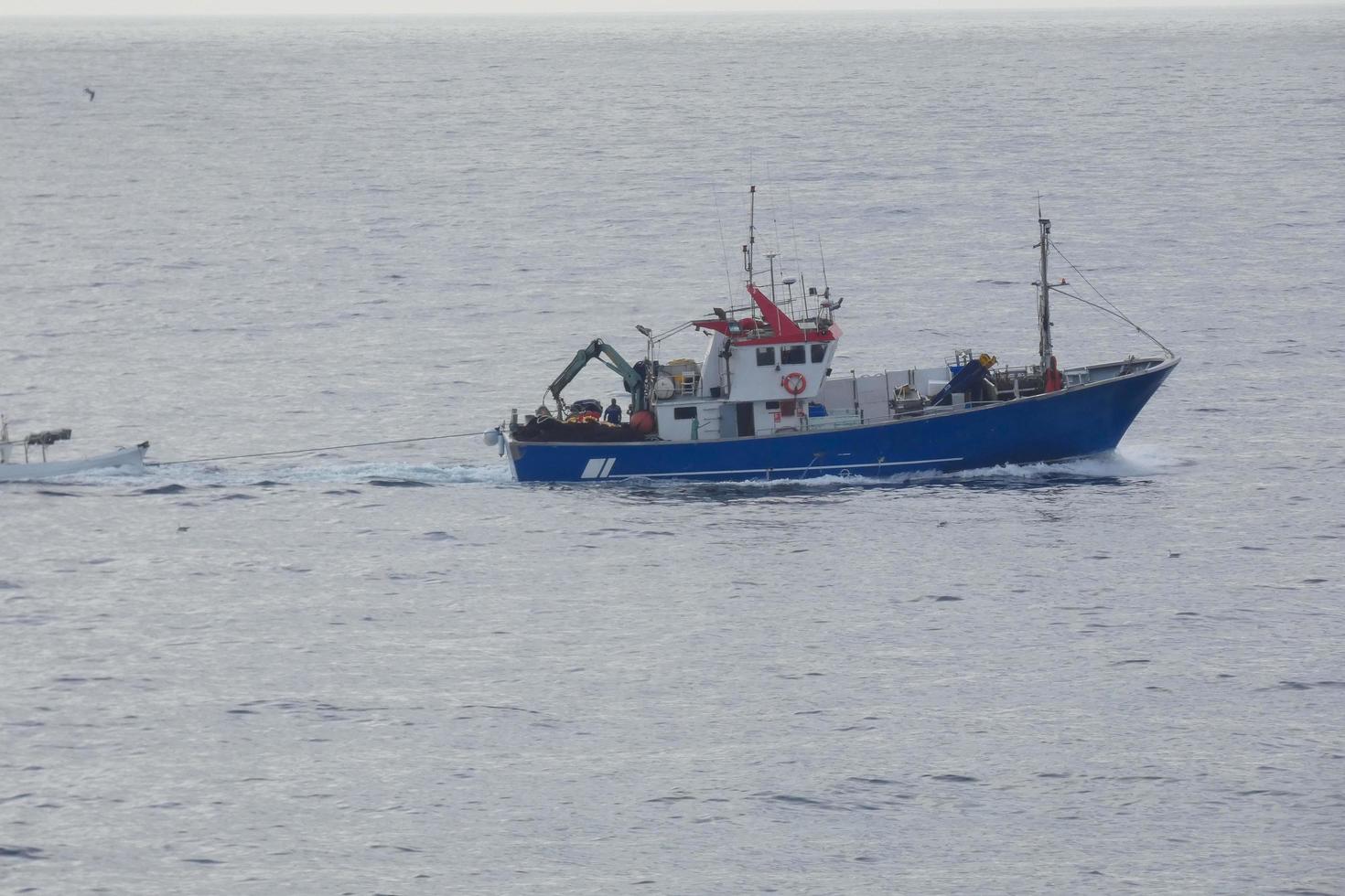 Fischereifahrzeug, das vom Fischfang im Mittelmeer zurückkehrt. foto