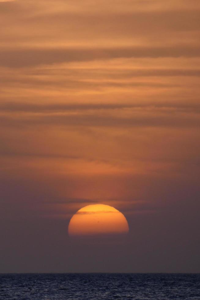 sonne die sonne, bei sonnenuntergang am ende des tages, wesentlich für das leben des planeten foto