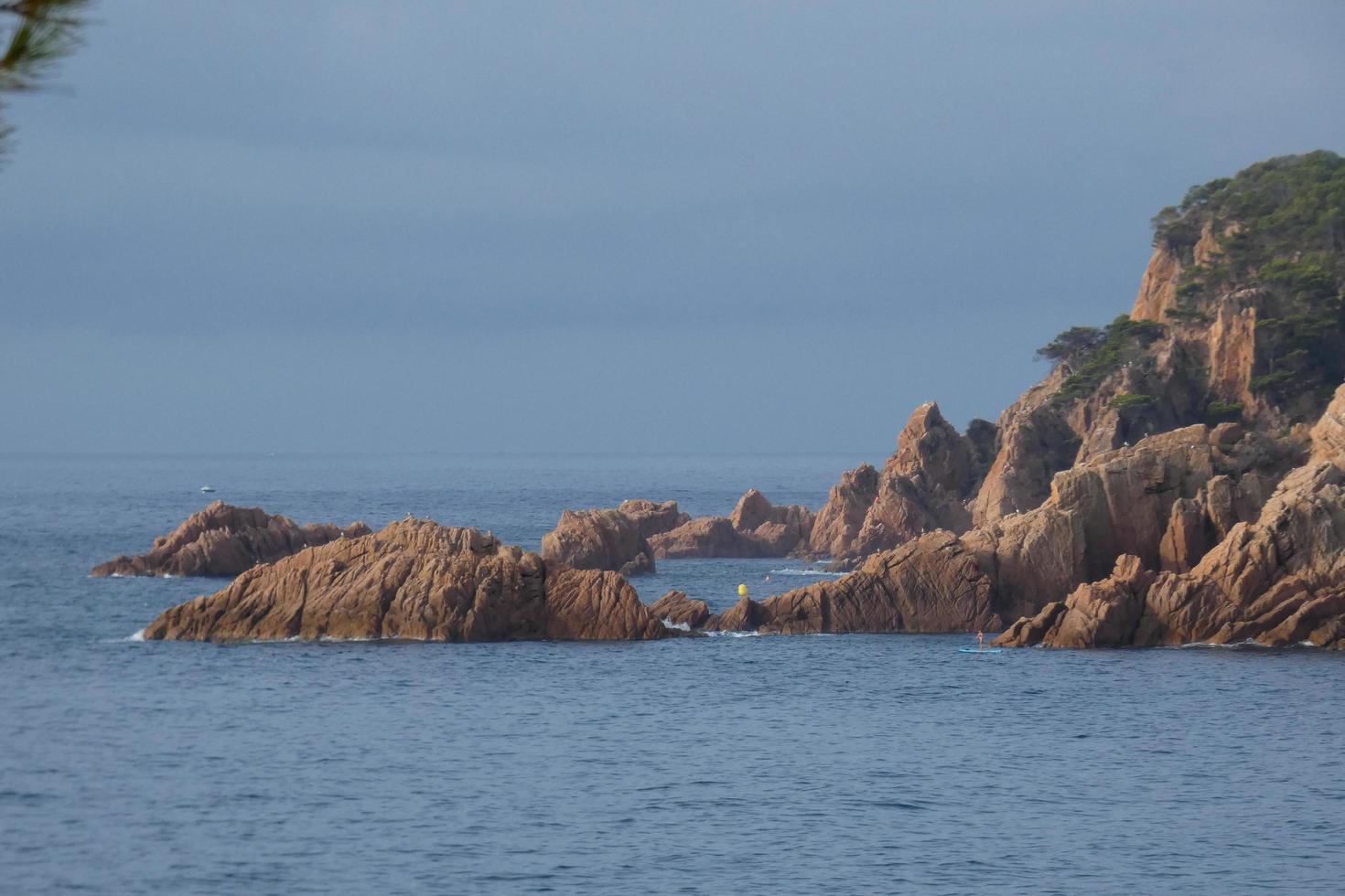 felsen und meer an der katalanischen costa brava, mittelmeer, blaues meer foto