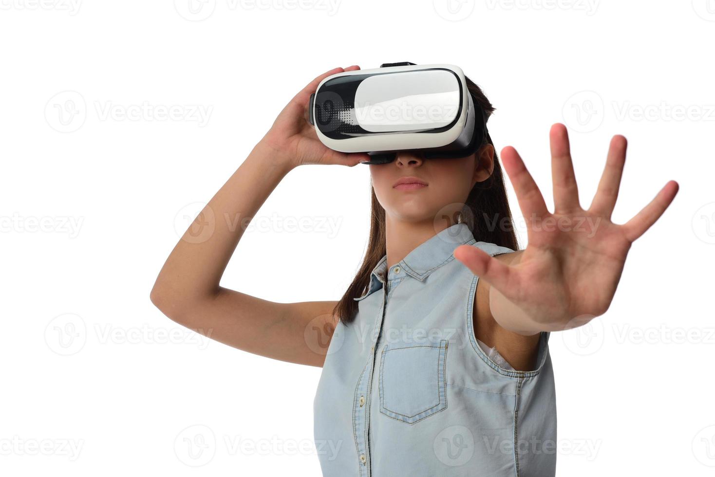 junge frau in der virtual-reality-vr-brille. foto