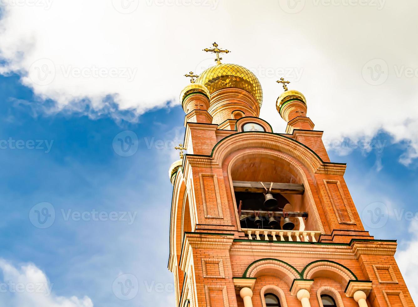 christliches Kirchenkreuz im hohen Kirchturm zum Gebet foto