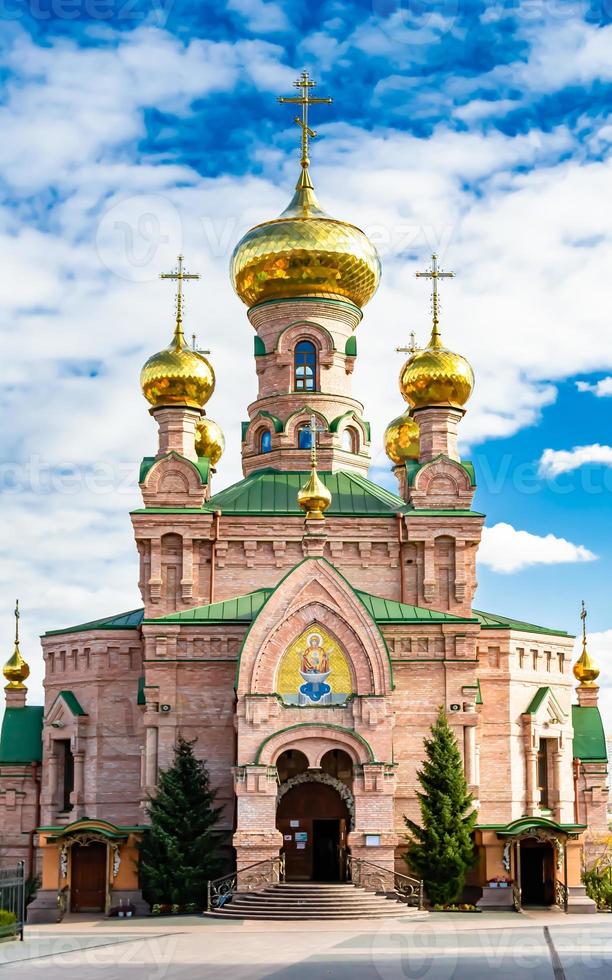 christliches Kirchenkreuz im hohen Kirchturm zum Gebet foto