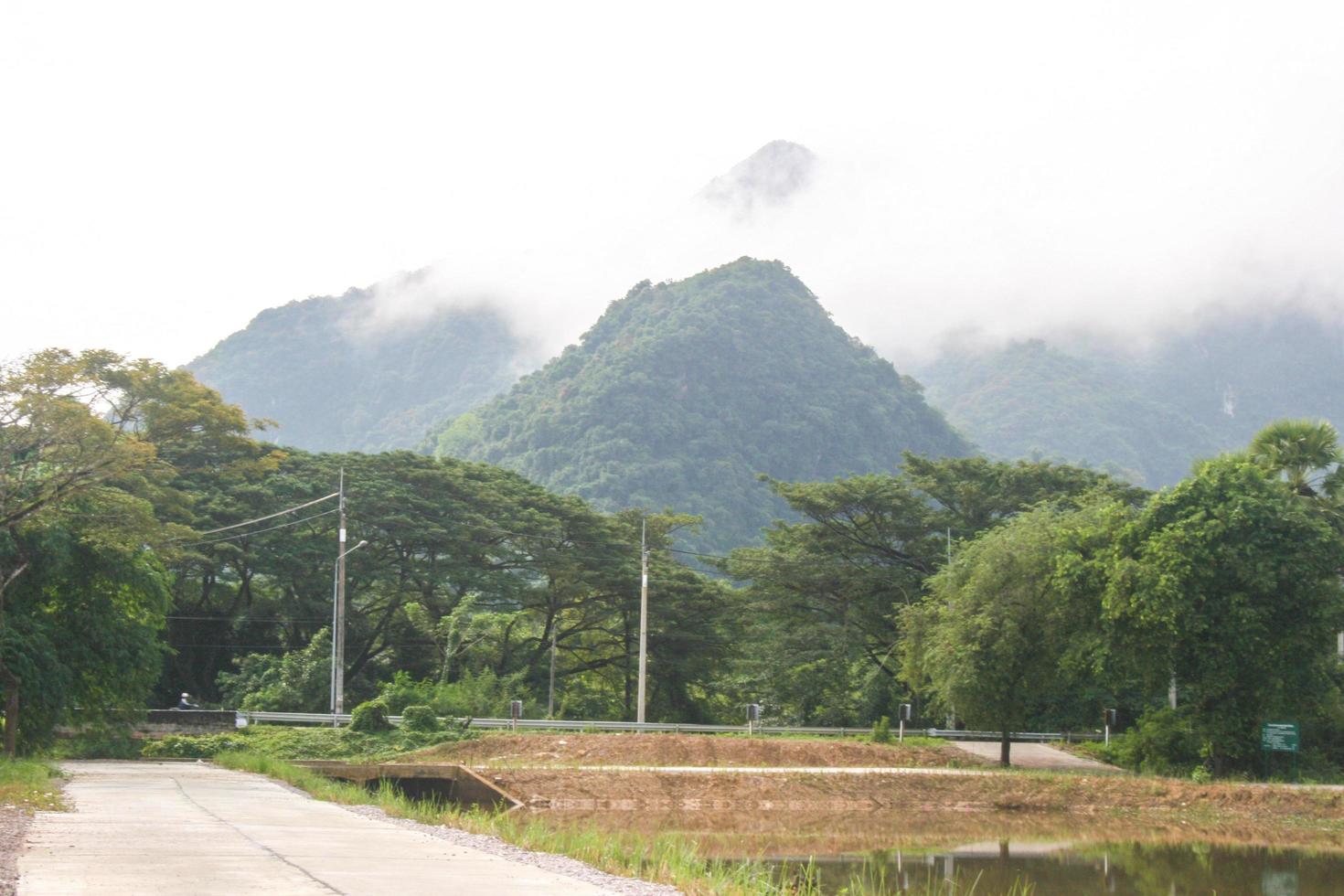 Landschaft und Morgennebel in Südthailand foto