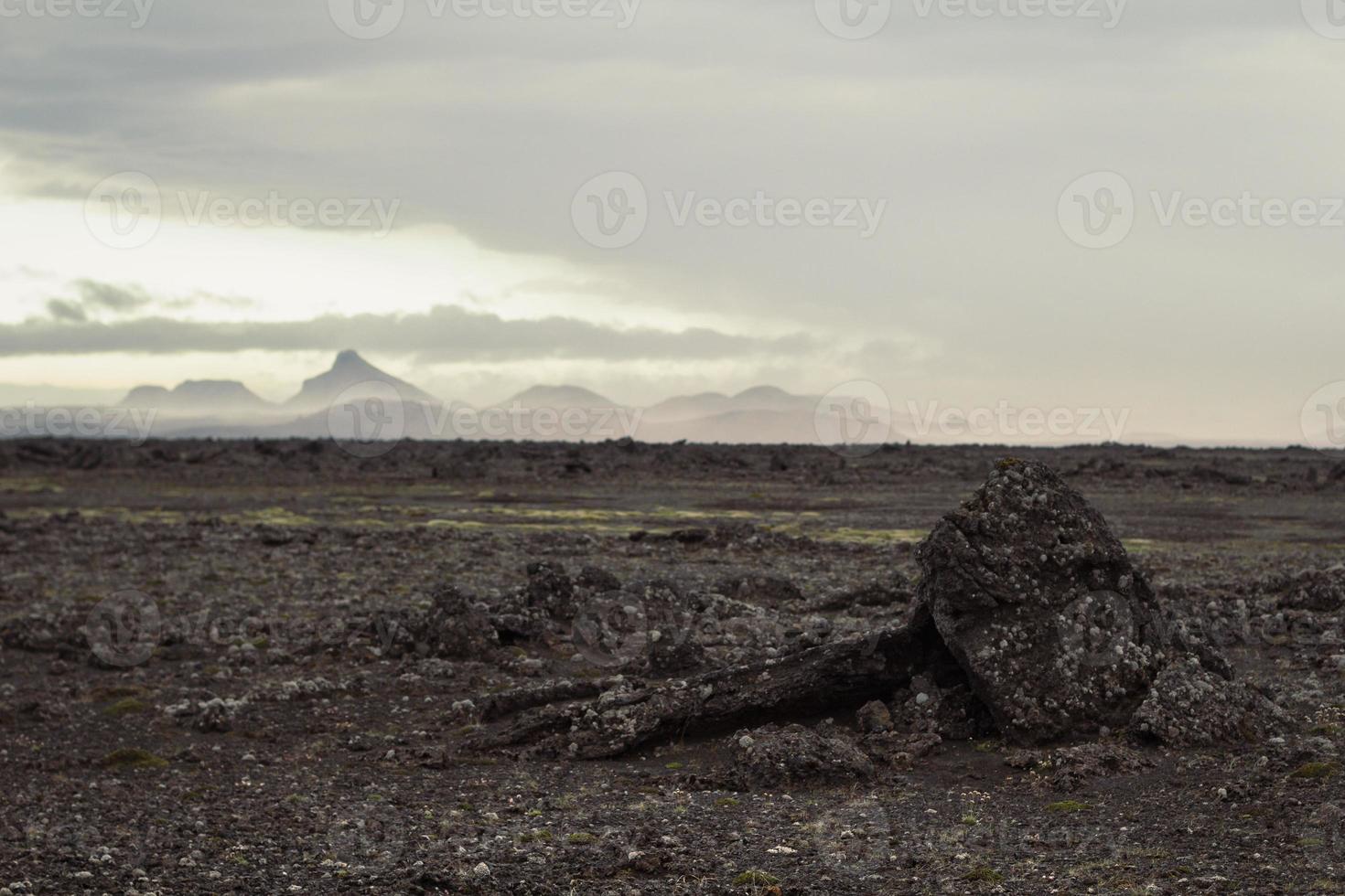 Wüstental mit dunklem Bodenlandschaftsfoto foto