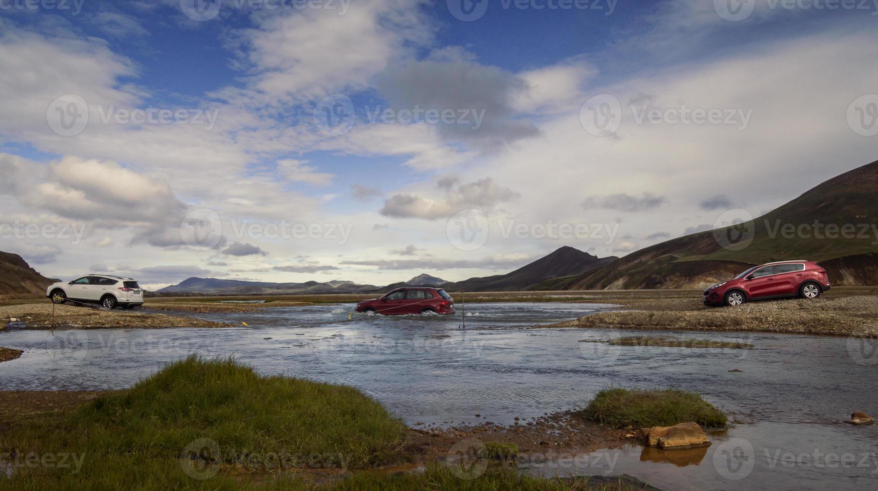 Autos, die über ein flaches Flusslandschaftsfoto fahren foto