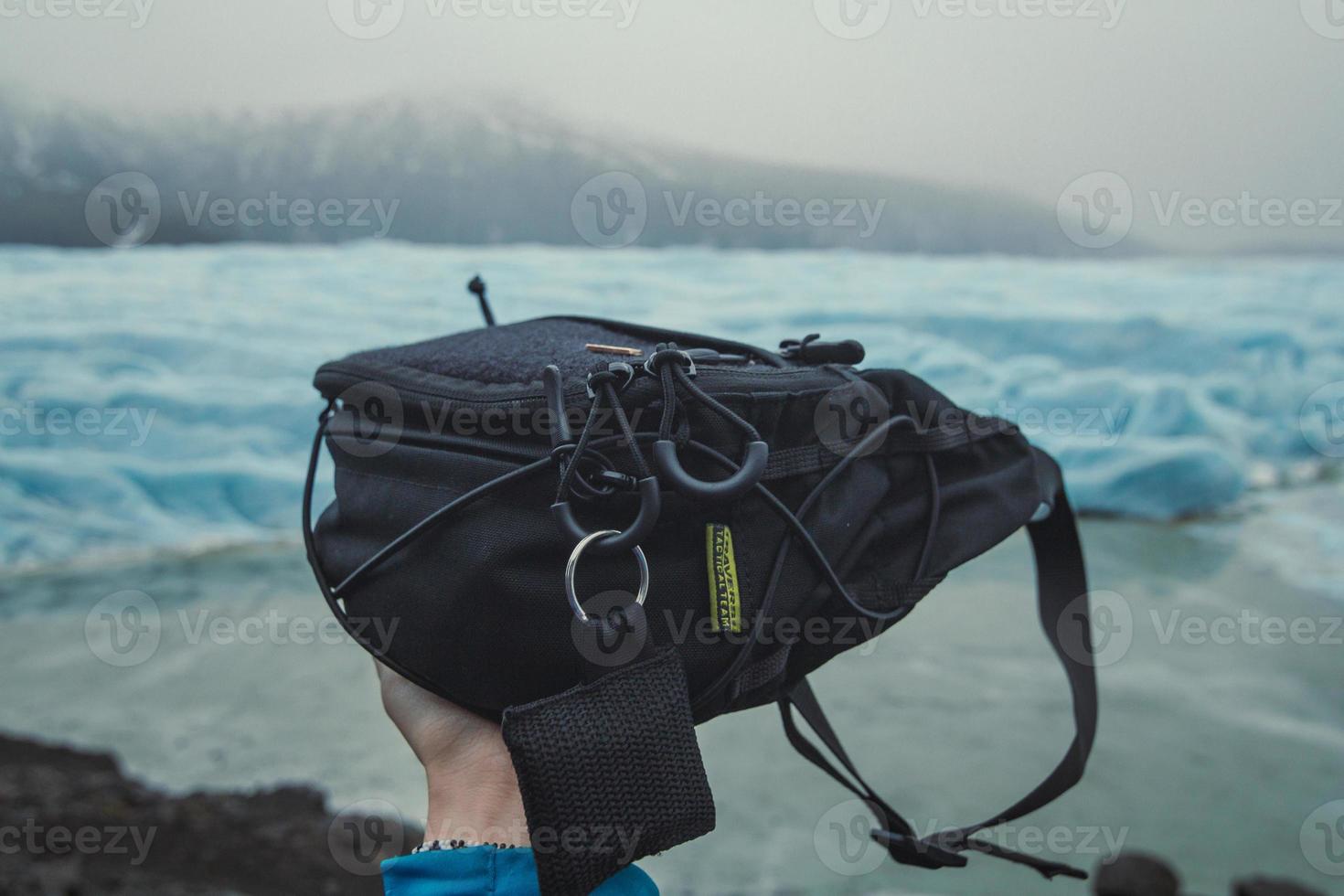 nahaufnahme der person, die schwarzes taschenkonzeptfoto hält foto