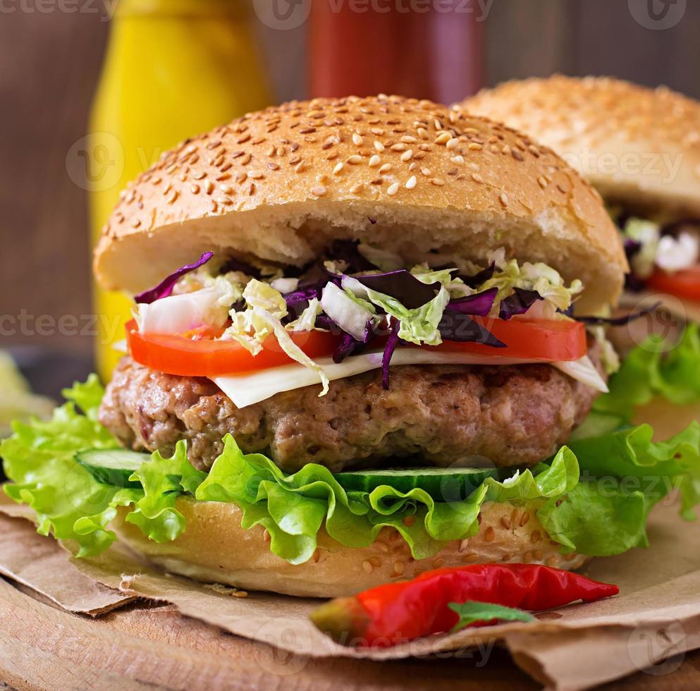 Sandwich-Hamburger mit saftigen Burgern, Käse und Kohlmischung foto