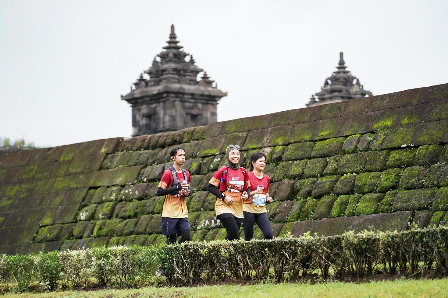 yogyakarta, indonesien - 20. november 2022 das laufkontingent des sleman-tempels passierte die malerische route des barong-tempels, sie nahmen an einem trailrunning-wettbewerb teil. foto