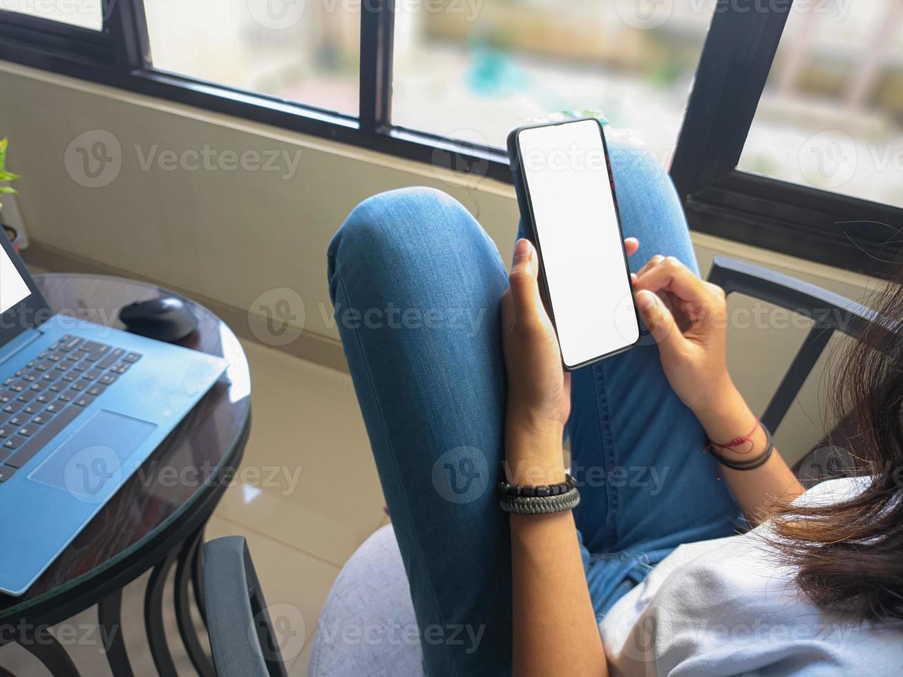 computer, leerer bildschirm telefonmodellbild mit weißem hintergrund für werbung, frauenhand mit laptop und handy auf dem tisch im cafe.mockup foto