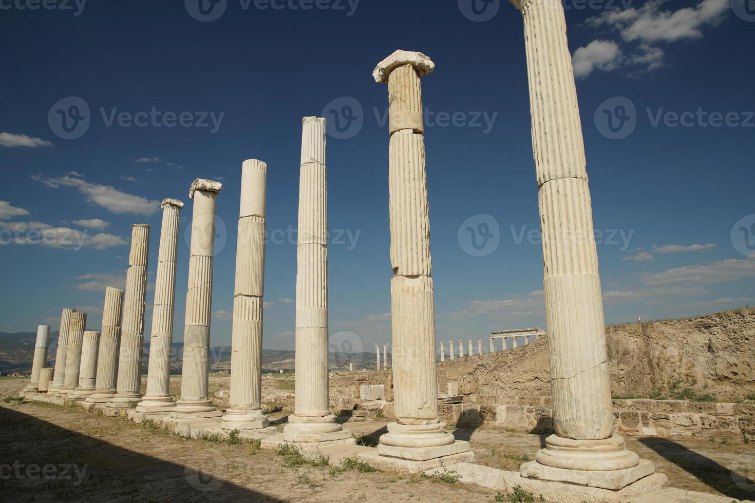 säulen in laodicea auf der antiken stadt lycus in denizli, turkiye foto