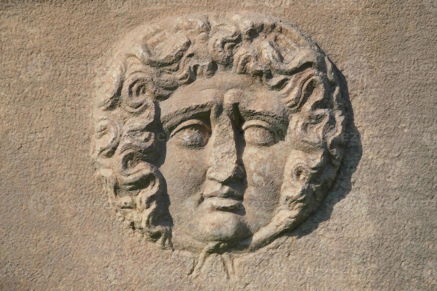 Relief auf einem Sarkophag in der antiken Stadt Aphrodisias in Aydin, Türkei foto