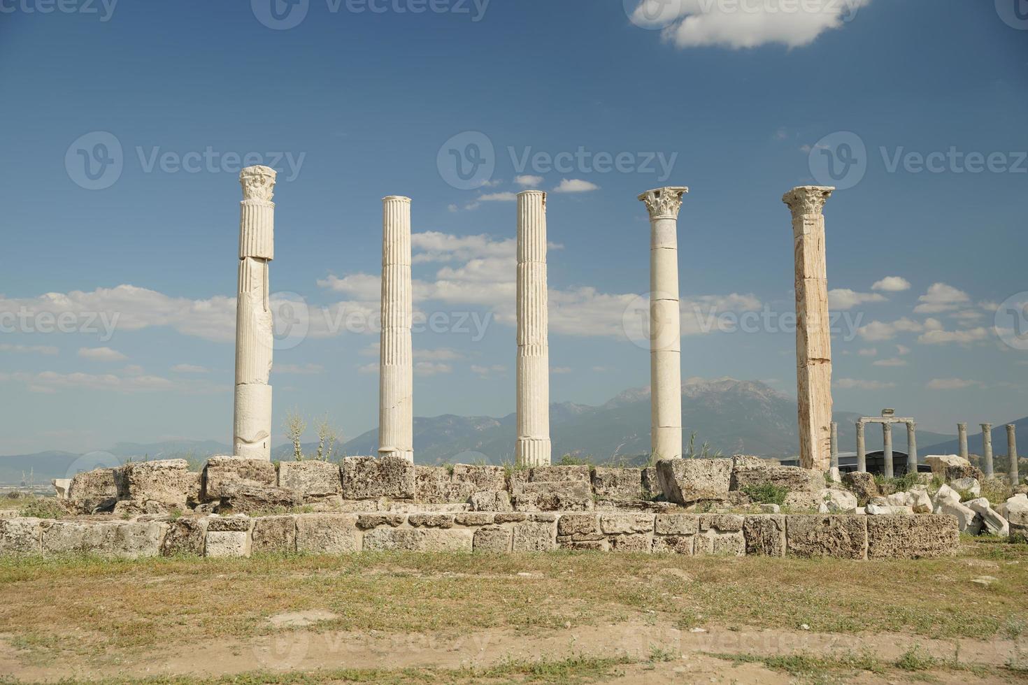 säulen in laodicea auf der antiken stadt lycus in denizli, turkiye foto