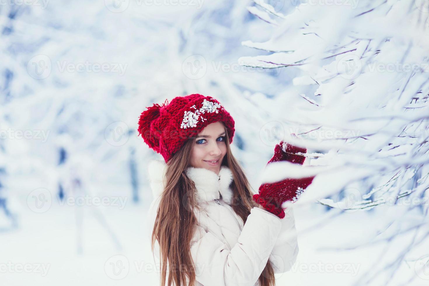 schöne lächelnde junge Frau im Winter foto