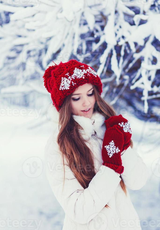 Mode glückliche Frau in gestrickter roter Mütze foto