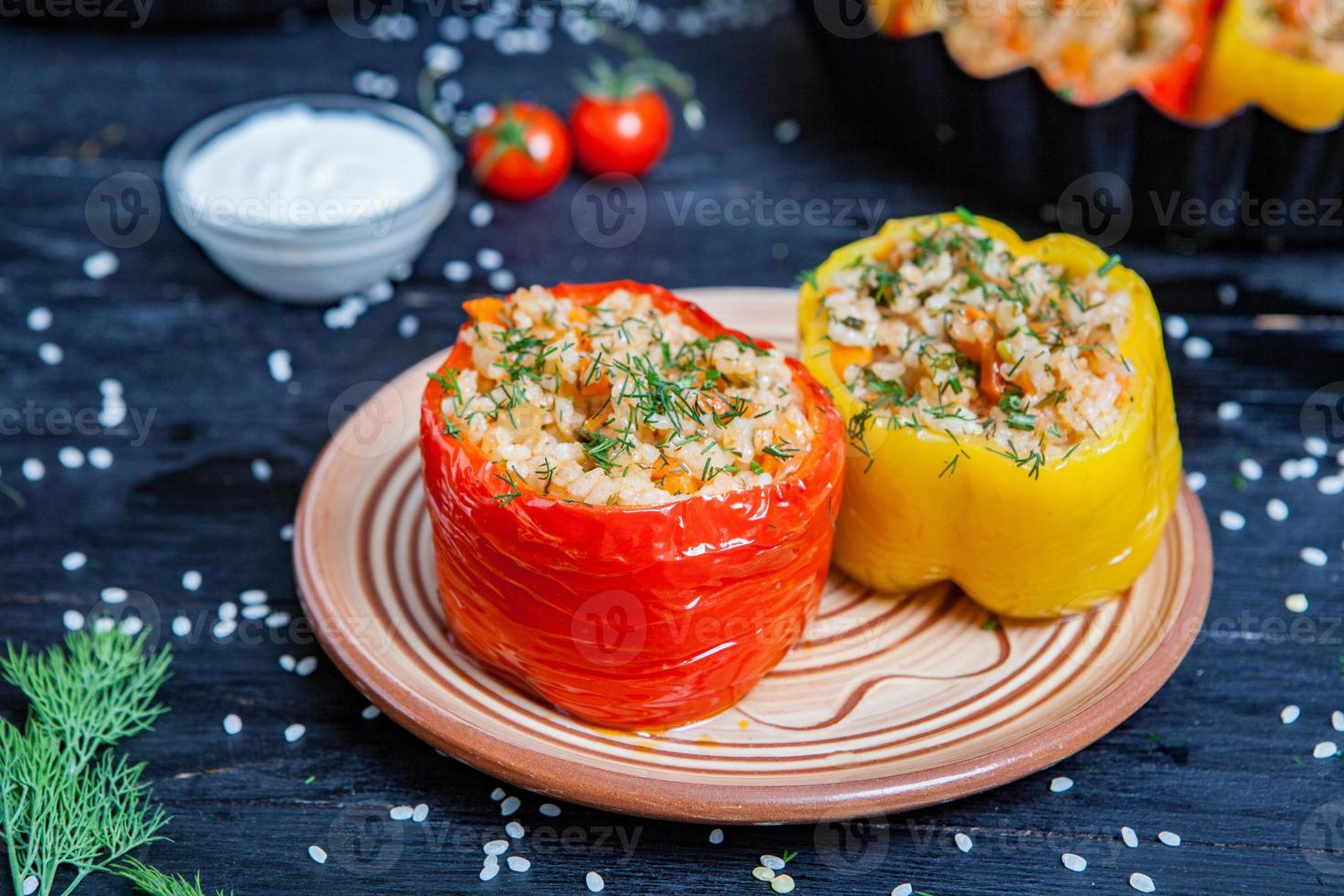 gefüllte Paprika. geschmorte Paprika mit Reis und Hackfleisch. Gebackene Paprika in einer gusseisernen Pfanne auf schwarzem Hintergrund. Gesundes rumänisches Essen. foto