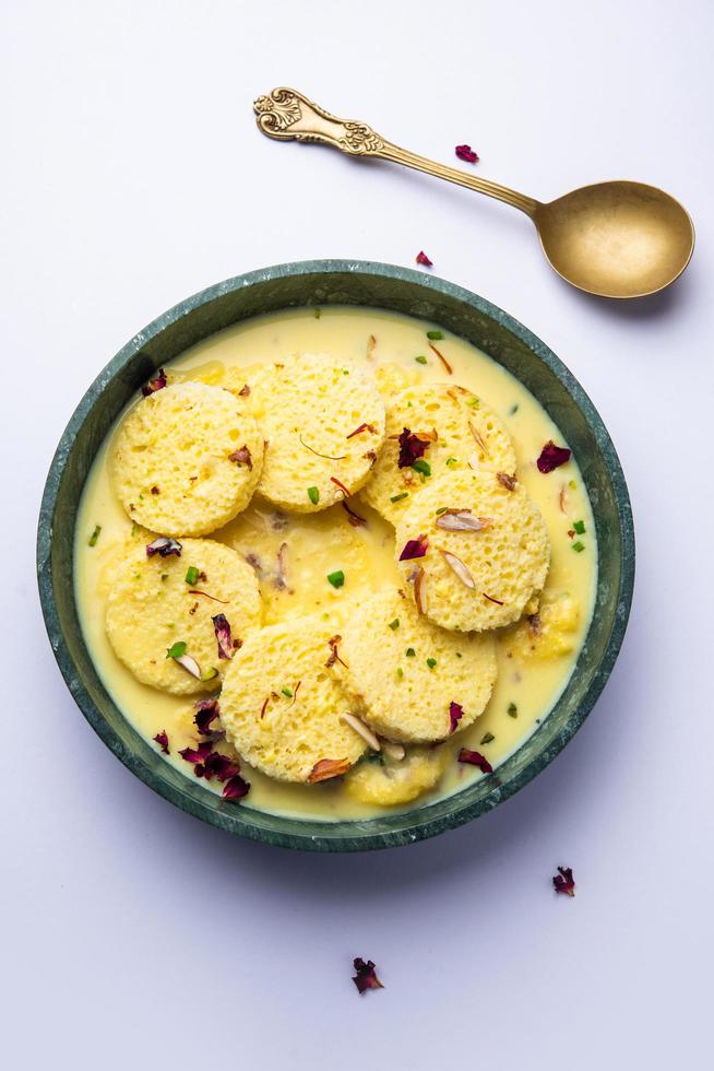 Brot-Rasmalai ist die optimierte Version des traditionellen Ras Malai, bei der Brotscheiben anstelle von Paneer verwendet werden foto