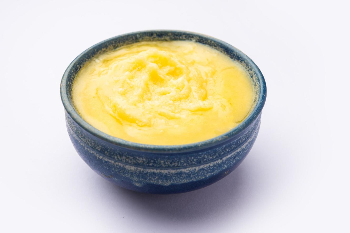 reines Tup- oder Desi-Ghee, auch bekannt als geklärte flüssige Butter foto