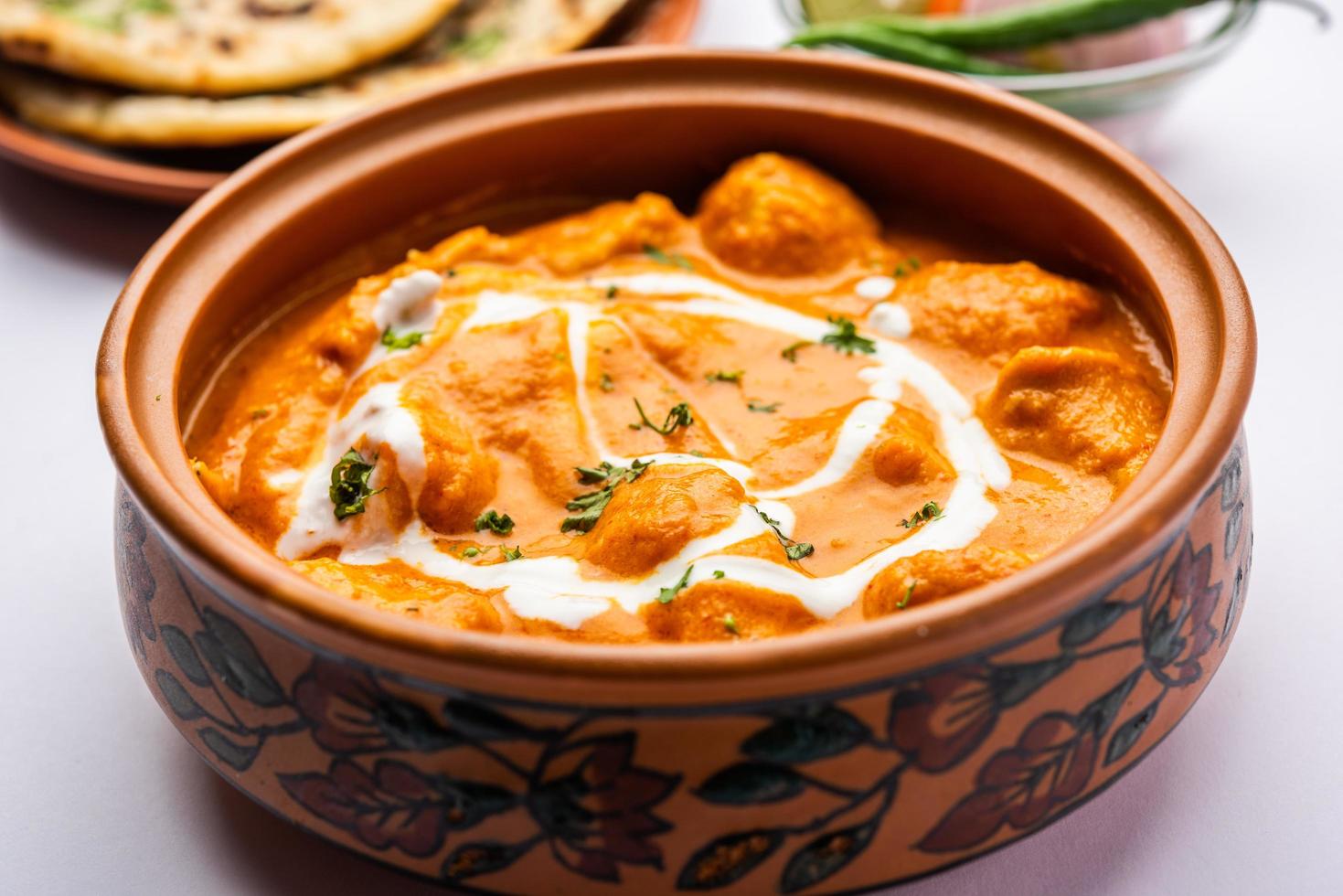 schmackhaftes Butter-Chicken-Curry oder Murg Makhanwala oder Masala-Gericht aus der indischen Küche foto