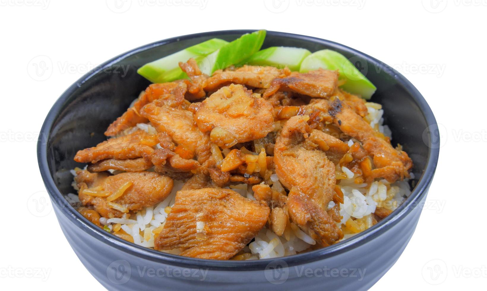 Gebratener Reis mit Knoblauchschweinefleisch in einer schwarzen Schüssel, weißer Hintergrund foto