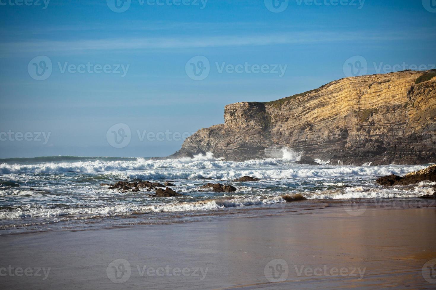 Küste des Ozeans im Westen Portugals foto