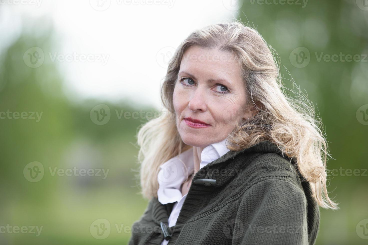 Porträt einer schönen älteren blonden Frau mit europäischem Aussehen. 50-jährige Frau, Nahaufnahme auf natürlichem Hintergrund foto