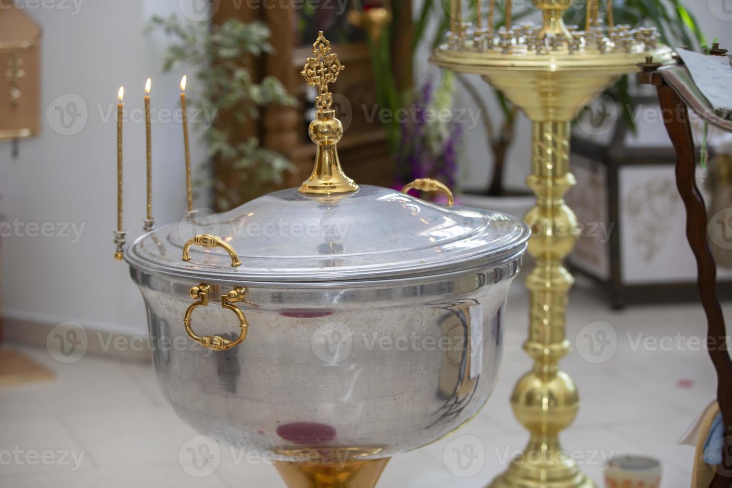 Schüssel für die orthodoxe Kindertaufe im Tempel. foto