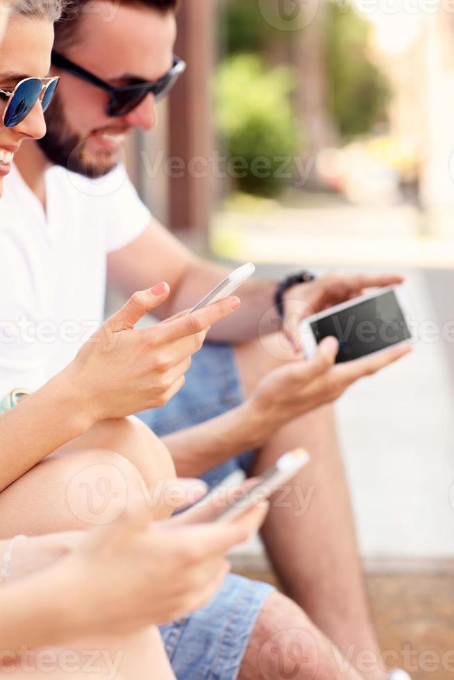 gruppe von freunden, die smartphones verwenden foto