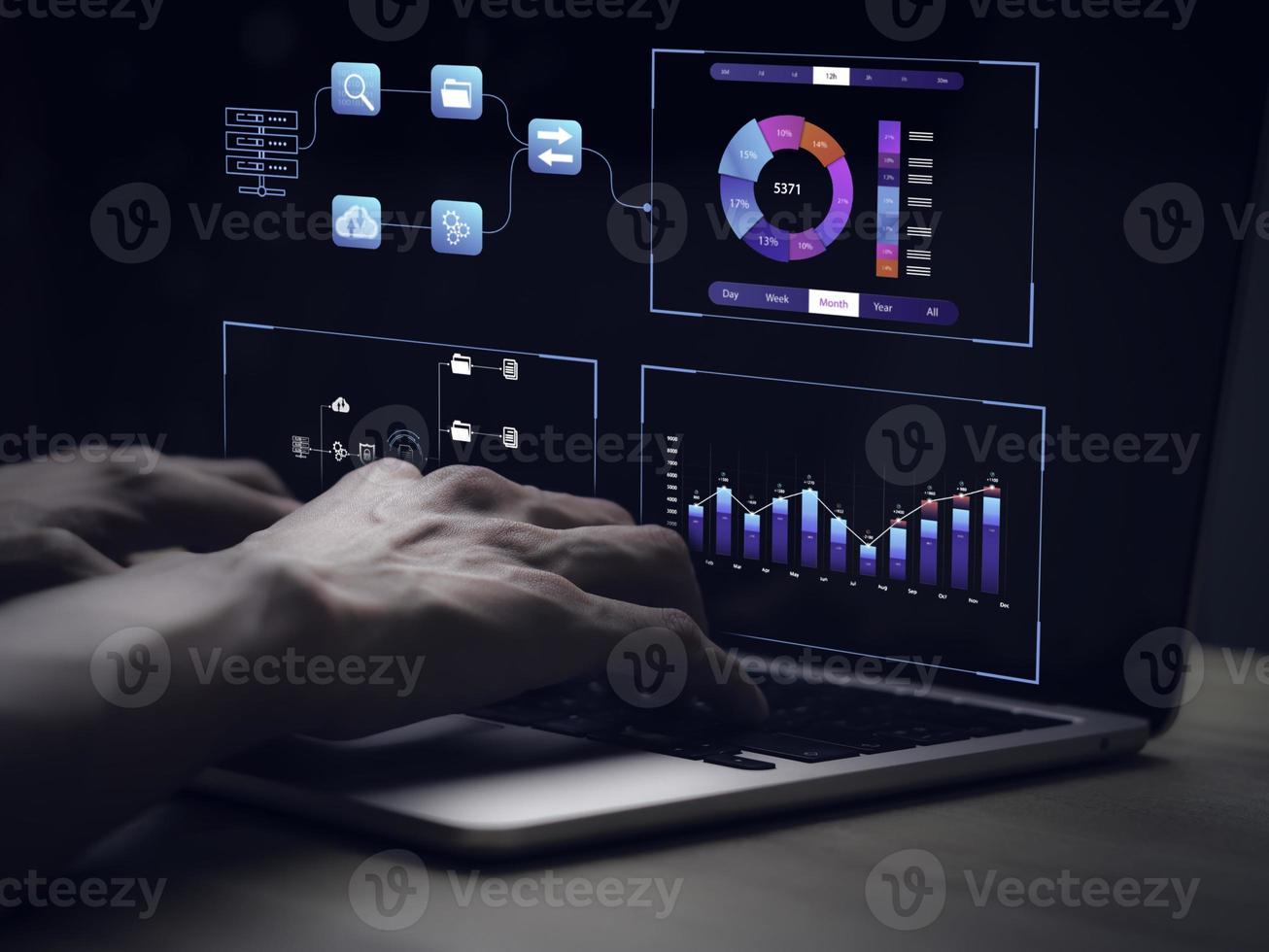 geschäftsmann, der mit business cloud-analyse- und datenverwaltungssystem auf computer, online-dokumentenverwaltung und mit der datenbank verbundenen metriken arbeitet. Unternehmensstrategie für Finanzen, Betrieb, Verkauf foto