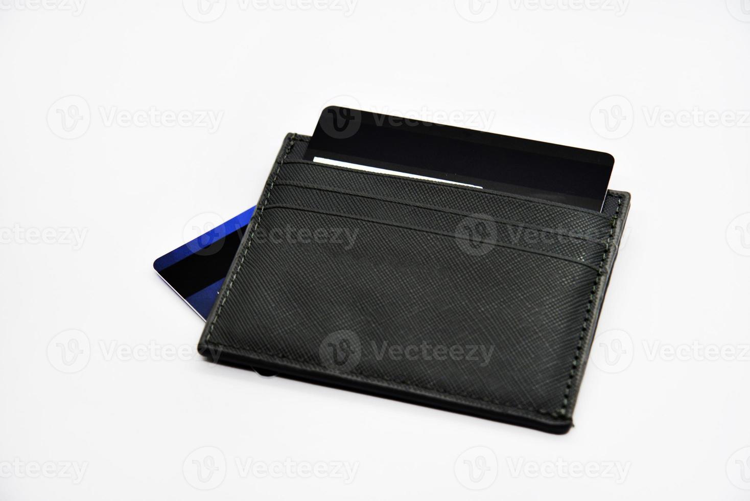 Plastikkartenhalter mit Bankkarten auf weißem Hintergrund. Brieftasche für Bankkarten aus Kunststoff. Bankkarten. foto
