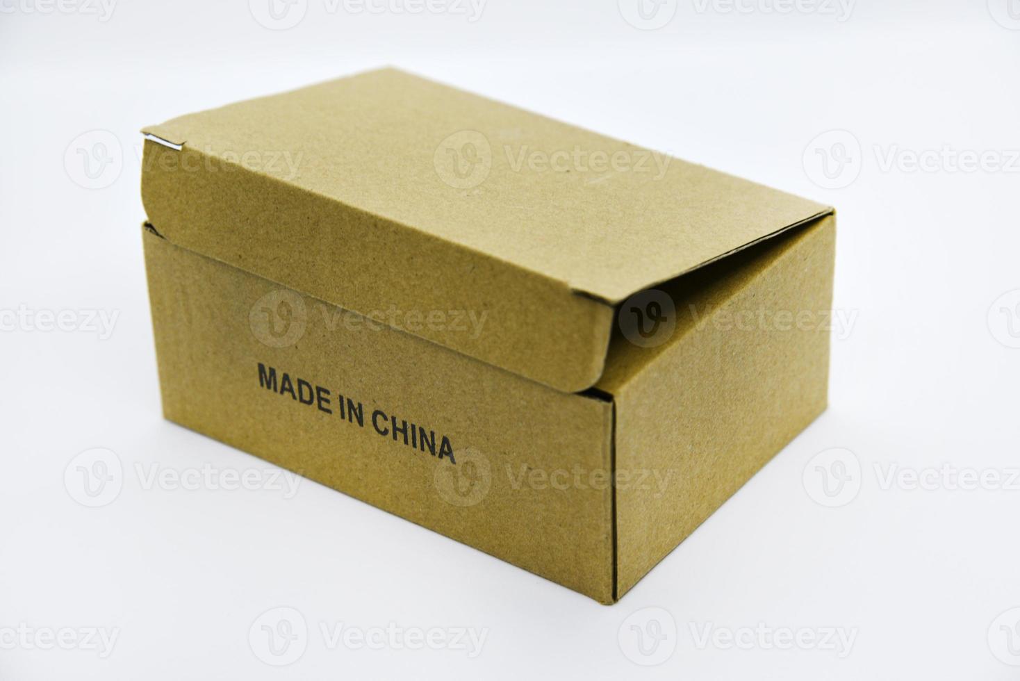 Karton mit der Aufschrift made in china. ein Feld auf weißem Hintergrund. eine kleine Schachtel aus China auf weißem Hintergrund. foto