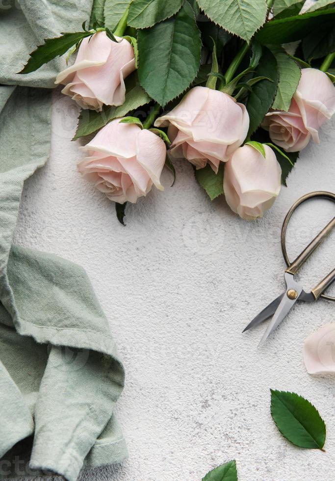 Draufsicht auf einen Strauß rosa Rosen, Schere und Stoff foto