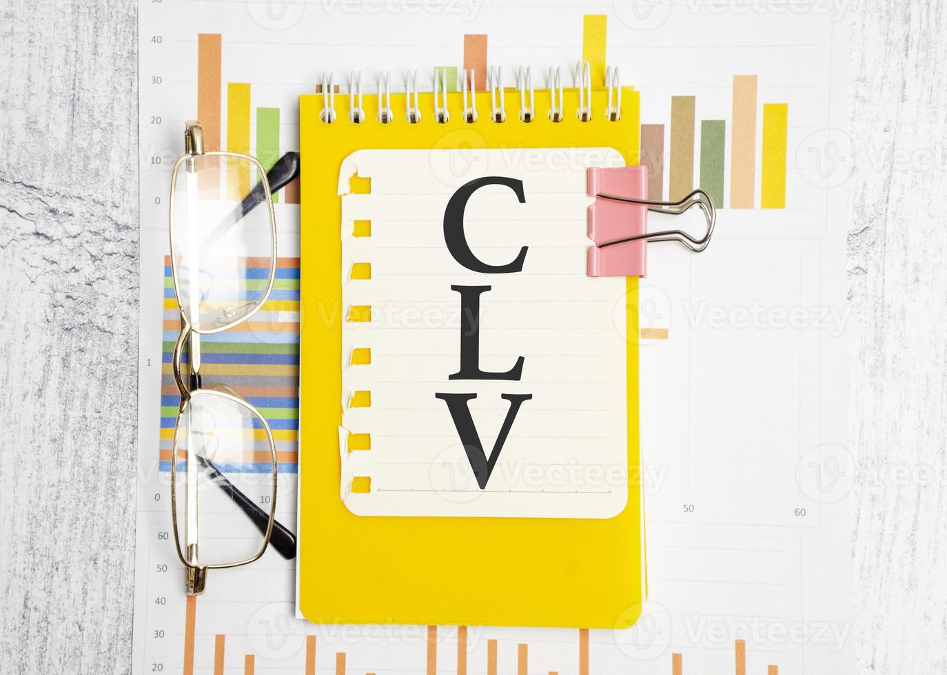 clv - Customer Lifetime Value - Text als Symbol auf gelbem Notizbuch foto