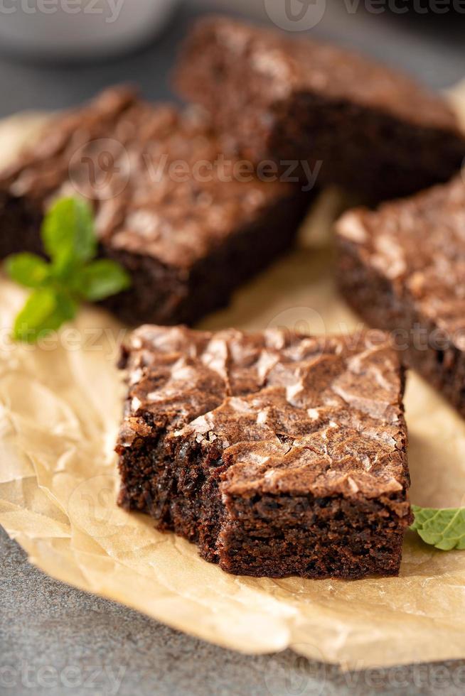 frisch gebackene Brownies auf einem Pergamentpapier foto