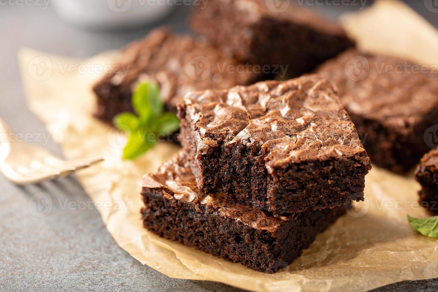 frisch gebackene Brownies auf einem Pergamentpapier foto