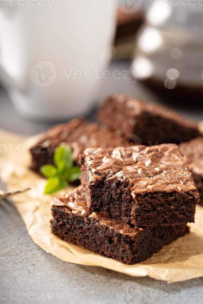 frisch gebackene Brownies auf einem Pergamentpapier foto