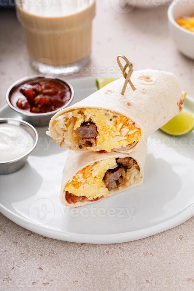 Frühstücks-Burrito mit Wurst, Eiern, Rösti und Käse foto