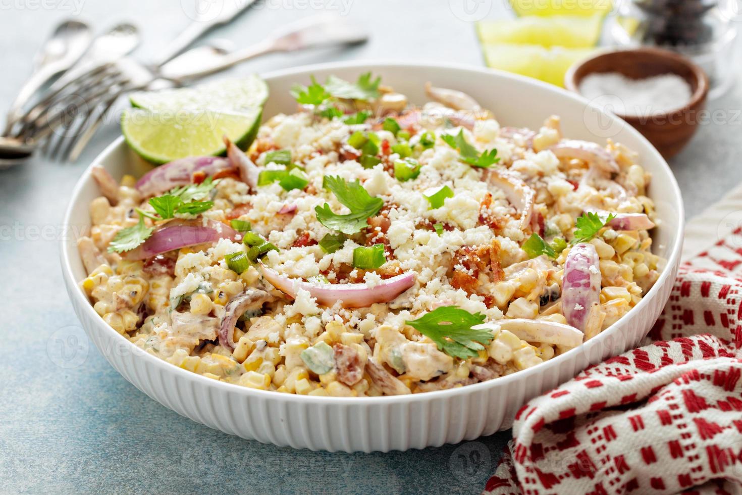 gegrillter Mais und Jalapeno-Salat mit Käse und Speck foto