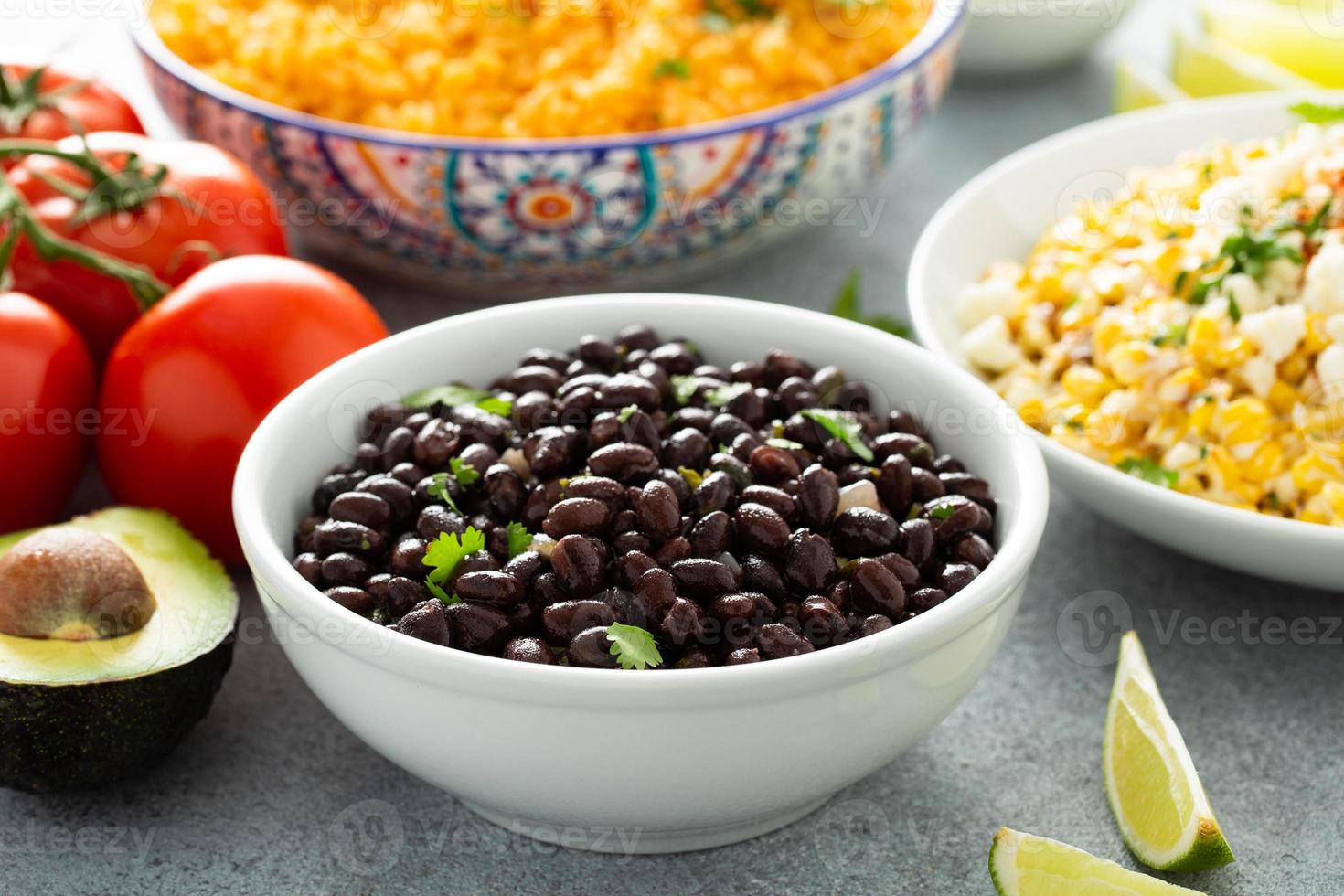 Baked Beans mit Zwiebeln und Koriander foto