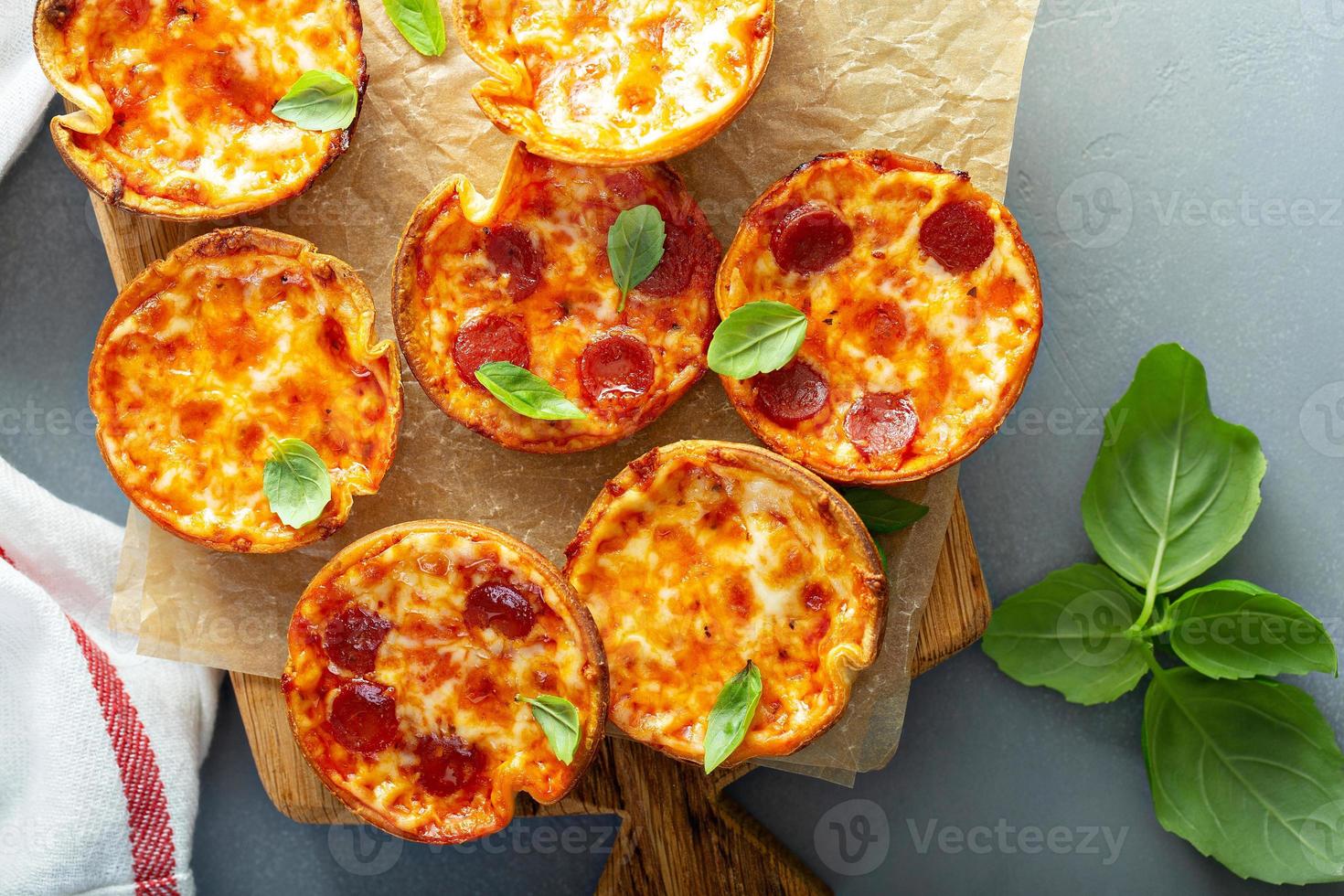 Mini-Peperoni-Käse-Pizzen foto