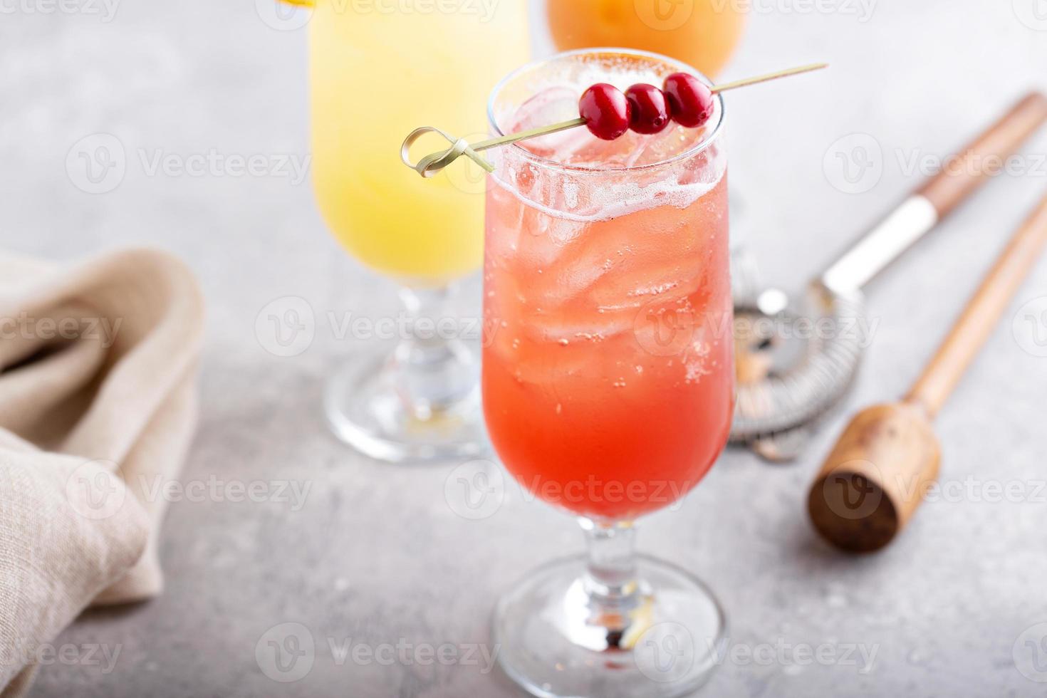 erfrischende Cocktails oder Mocktails mit Orangen und Preiselbeeren foto