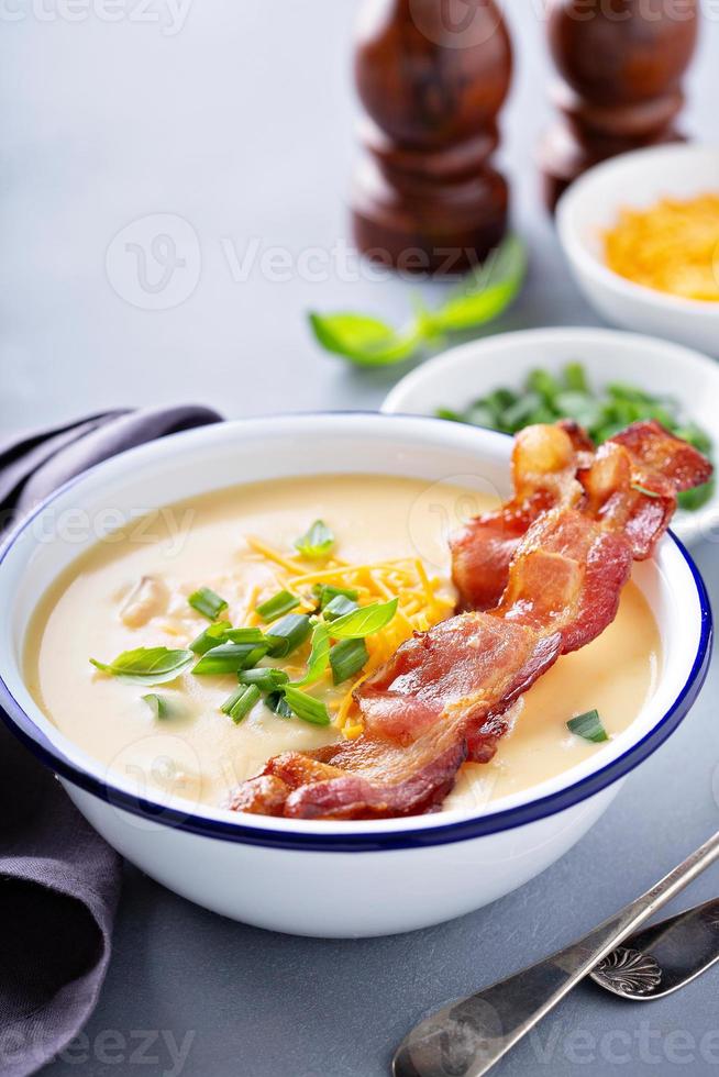 Kartoffelsuppe mit Speck und Käse foto