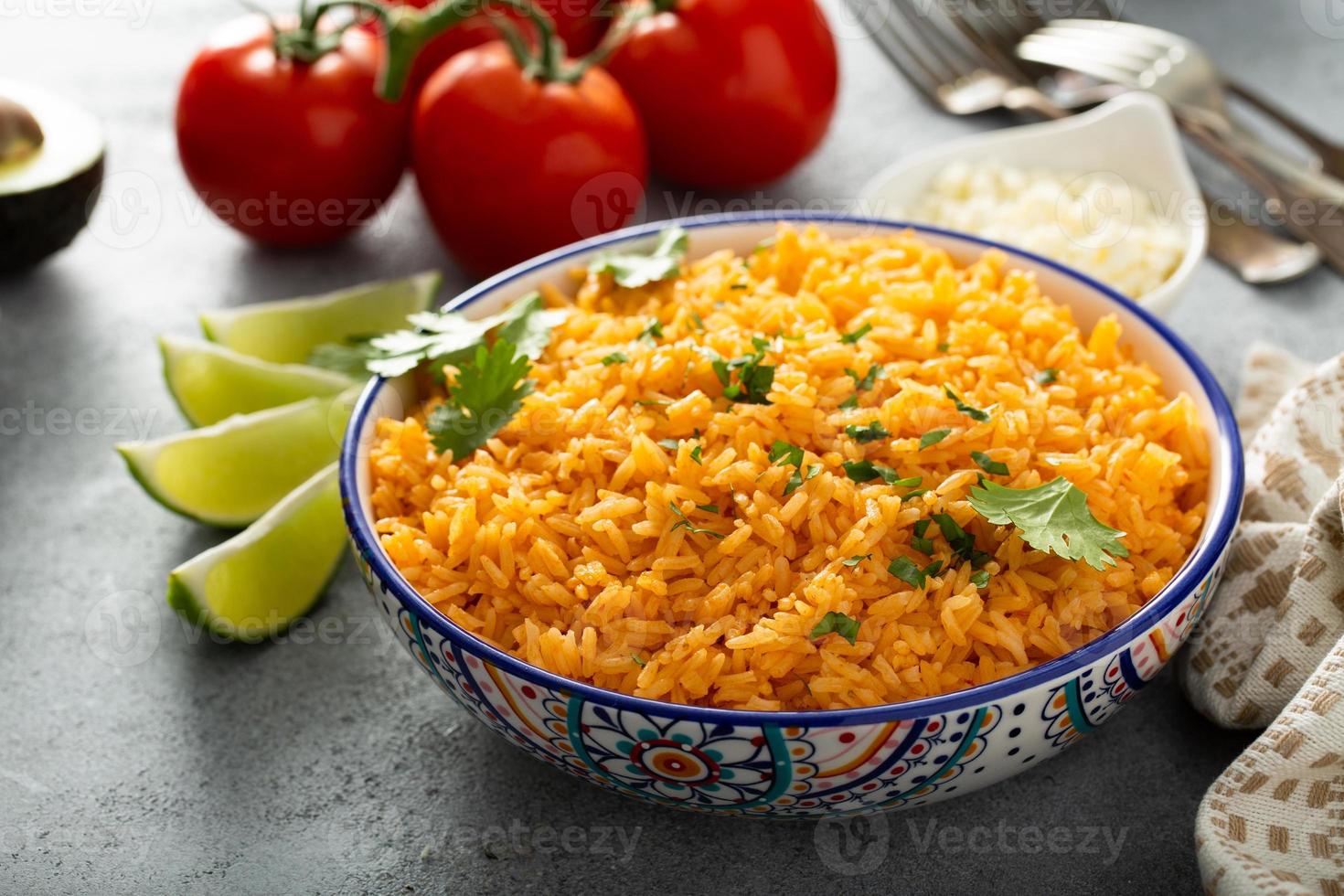 mexikanischer reis mit tomaten foto