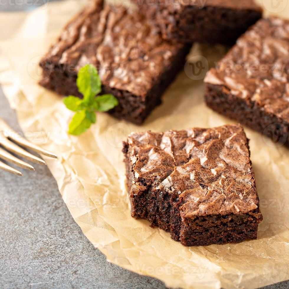 frisch gebackene Brownies auf einem Pergamentpapier foto