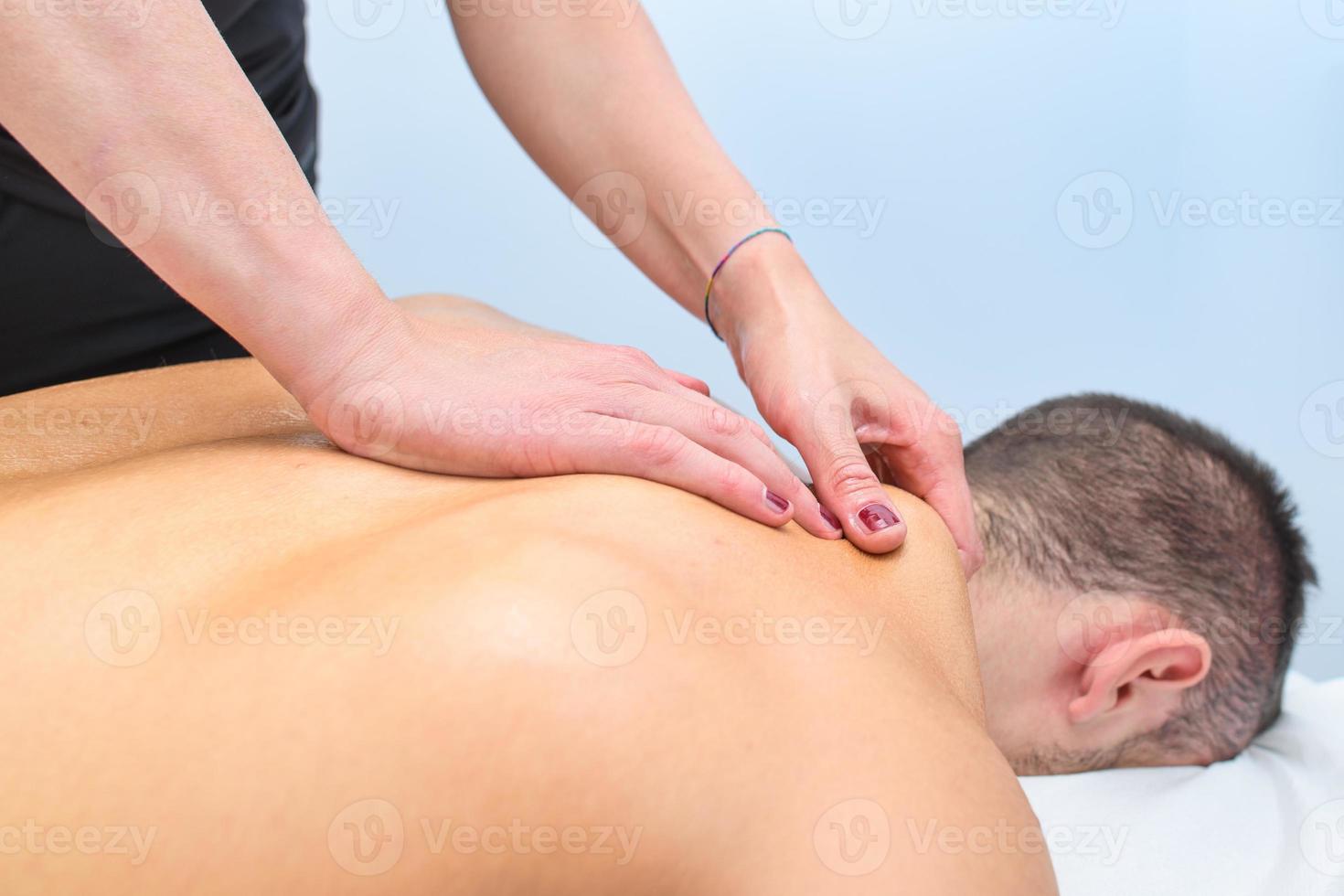 Nackenbehandlung und Rückenmassage foto