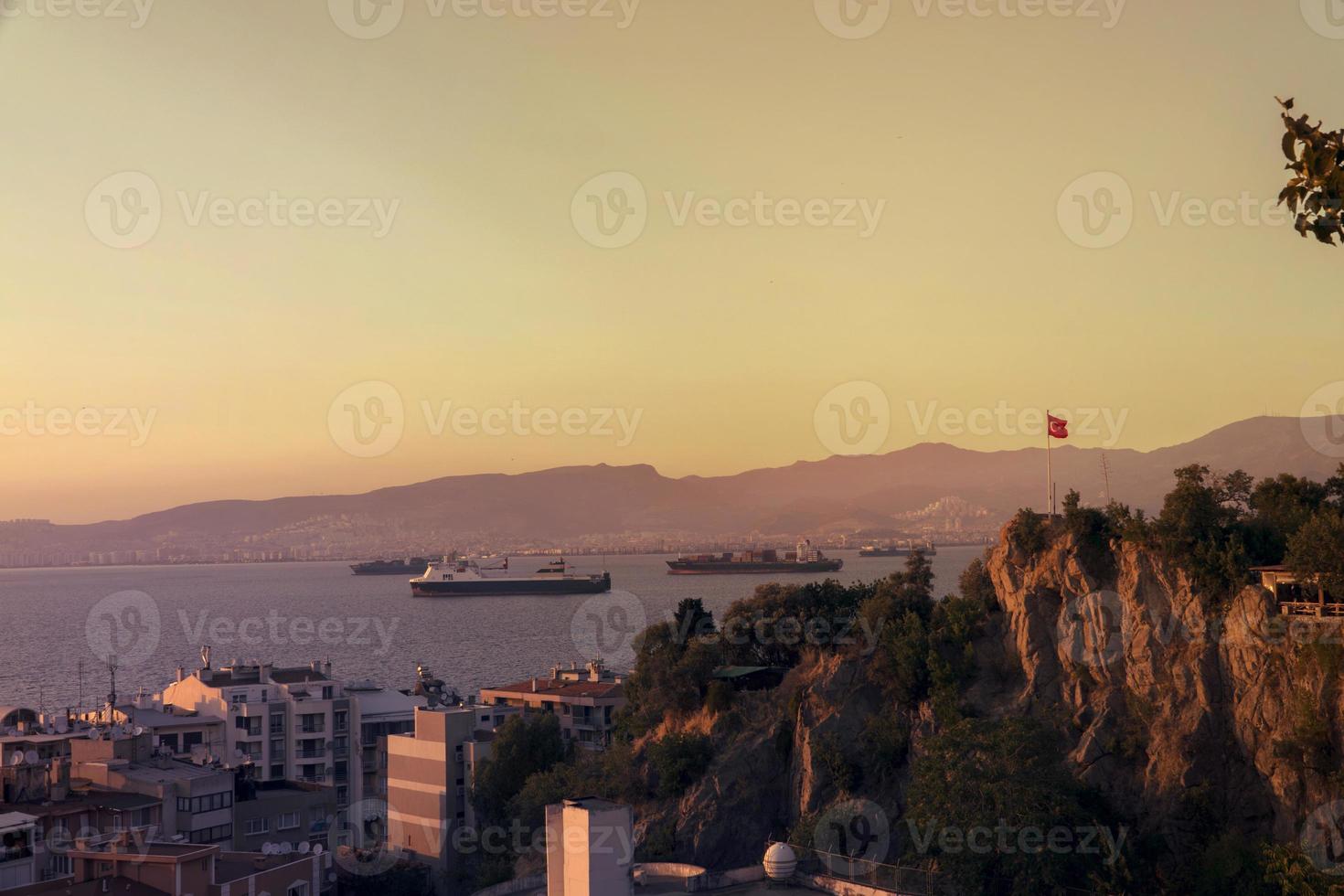 Skyline des Golfs von Izmir foto