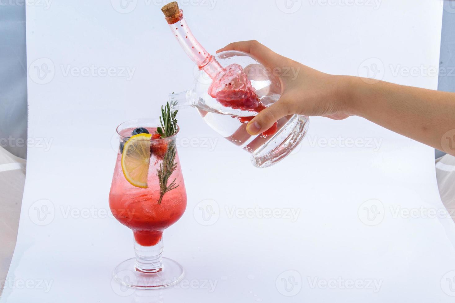 Erdbeersaft. Getränk für den Sommer auf dem weißen Hintergrund. foto