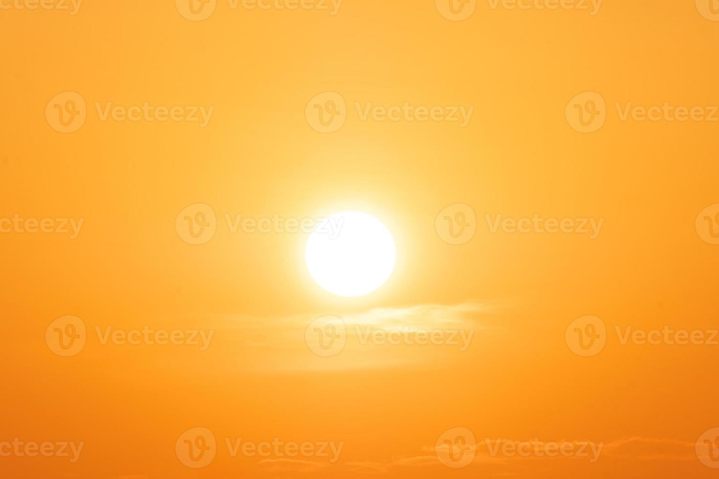 schöne orangefarbene Wolken mit Farbverlauf und Sonnenlicht am blauen Himmel, perfekt für den Hintergrund, nehmen Sie die Abenddämmerung auf foto